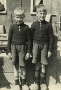 1950 Douwe Hokwerda links en Henk Hokwerda rechts © Boarnstream