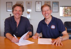 Ondertekening contract met links Richard Gramser van Stormer en rechts Jacob Tas, directeur KNRM. Foto Kees Brinkman